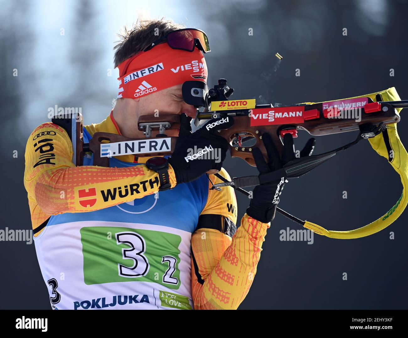 Pokljuka, Slovenia. 20 Feb 2021. Biathlon: Campionato del mondo, relè 4 x 7.5 km, uomini. Roman Rees dalla Germania che spara all'inizio. Credit: Sven Hoppe/dpa/Alamy Live News Foto Stock