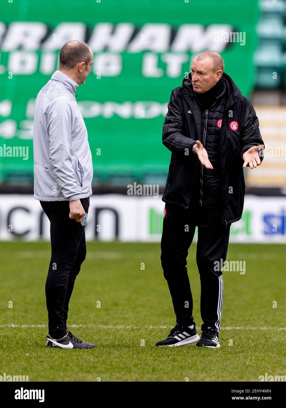 Easter Road, Edimburgo, Regno Unito. 20 Feb 2021. Scottish Premiership Football, Hibernian contro Hamilton Academical; Brian Rice Hamilton Manager parla con John Potter Assistente Hibernian Head Coach prima di dare il via al credito: Action Plus Sports/Alamy Live News Foto Stock