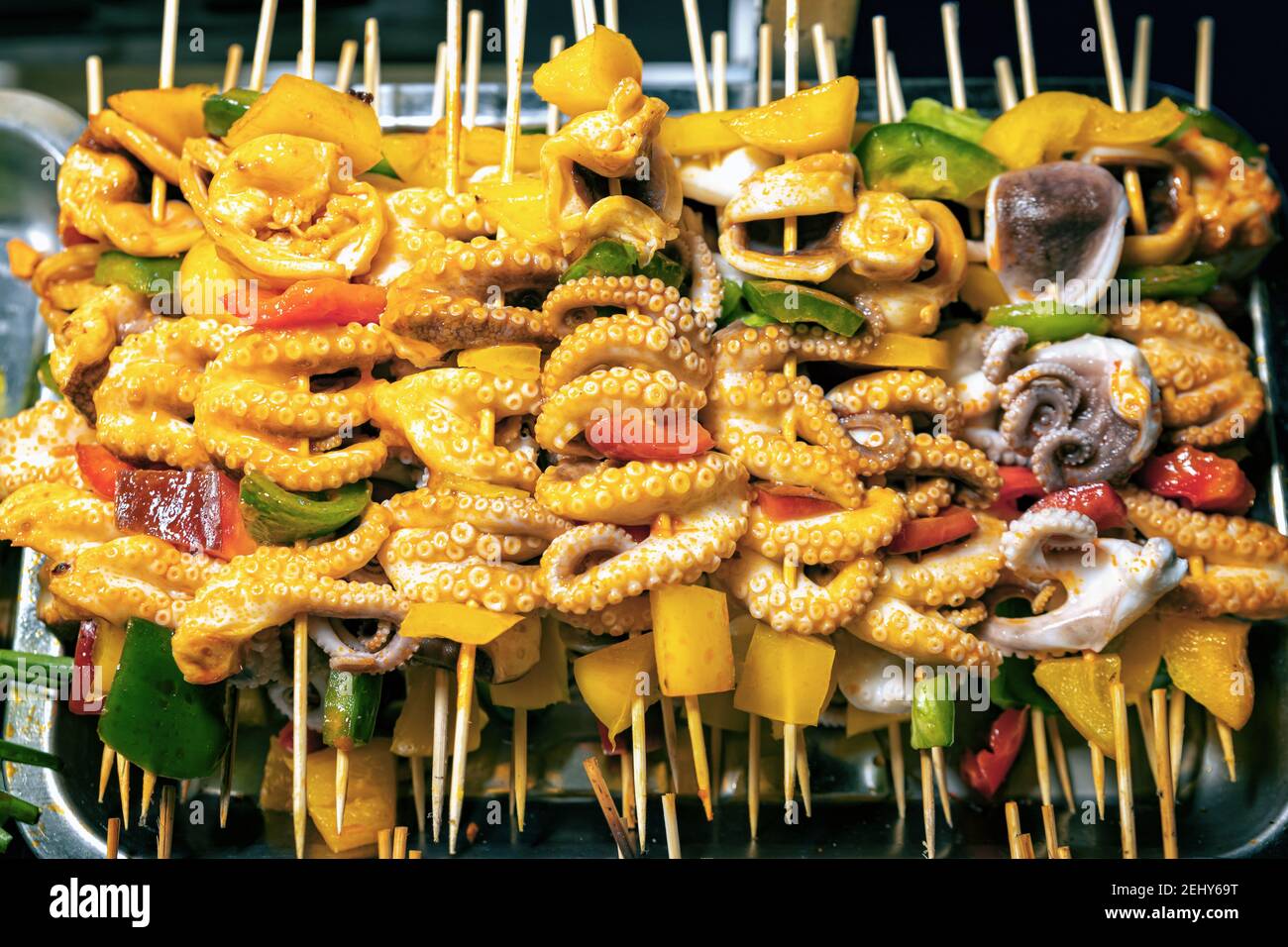 Spiedini di polpo con verdure al mercato notturno a Phu Quoc, Vietnam Foto Stock