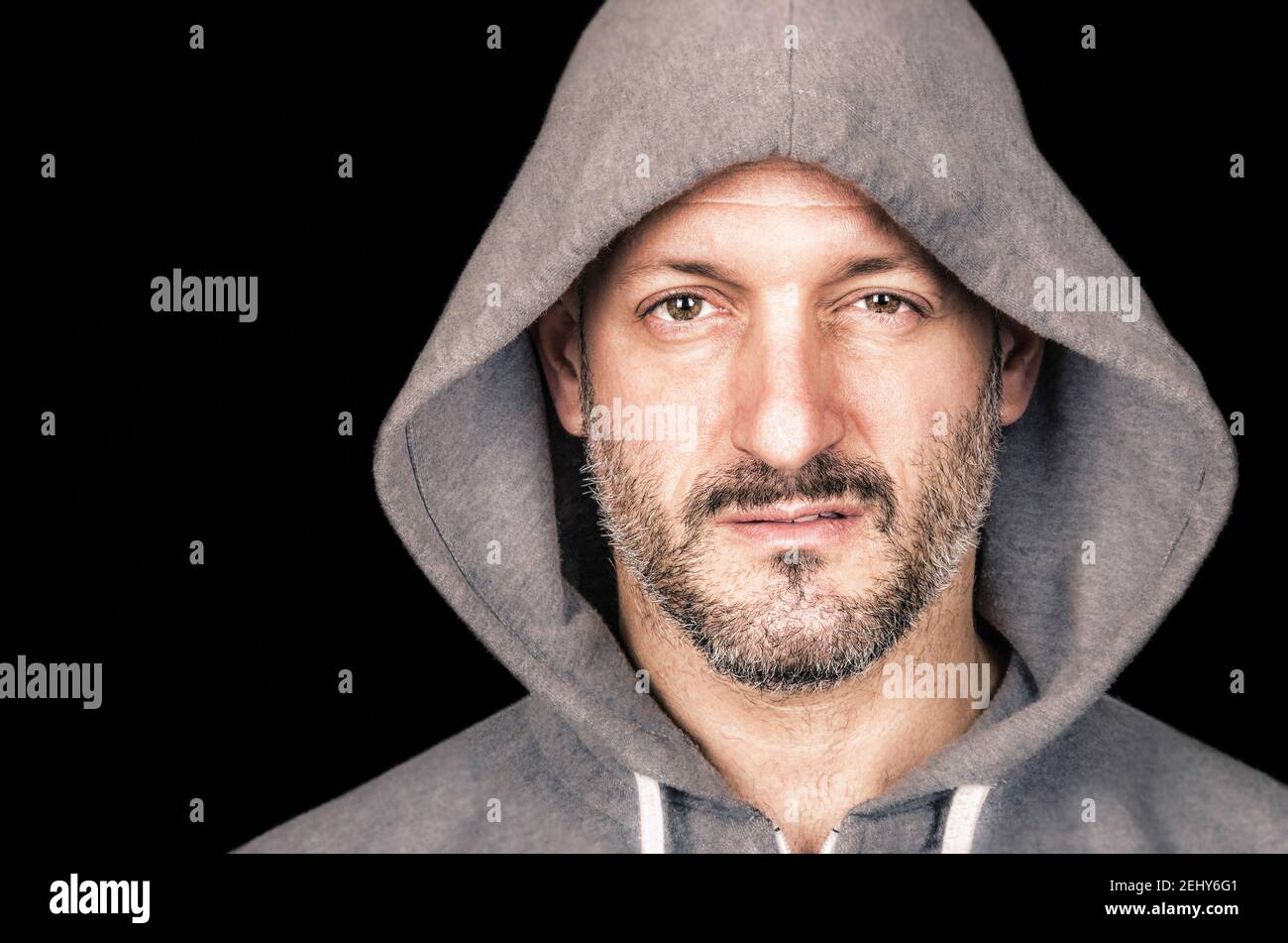 Uomo serio arrabbiato con felpa con cappuccio Foto Stock