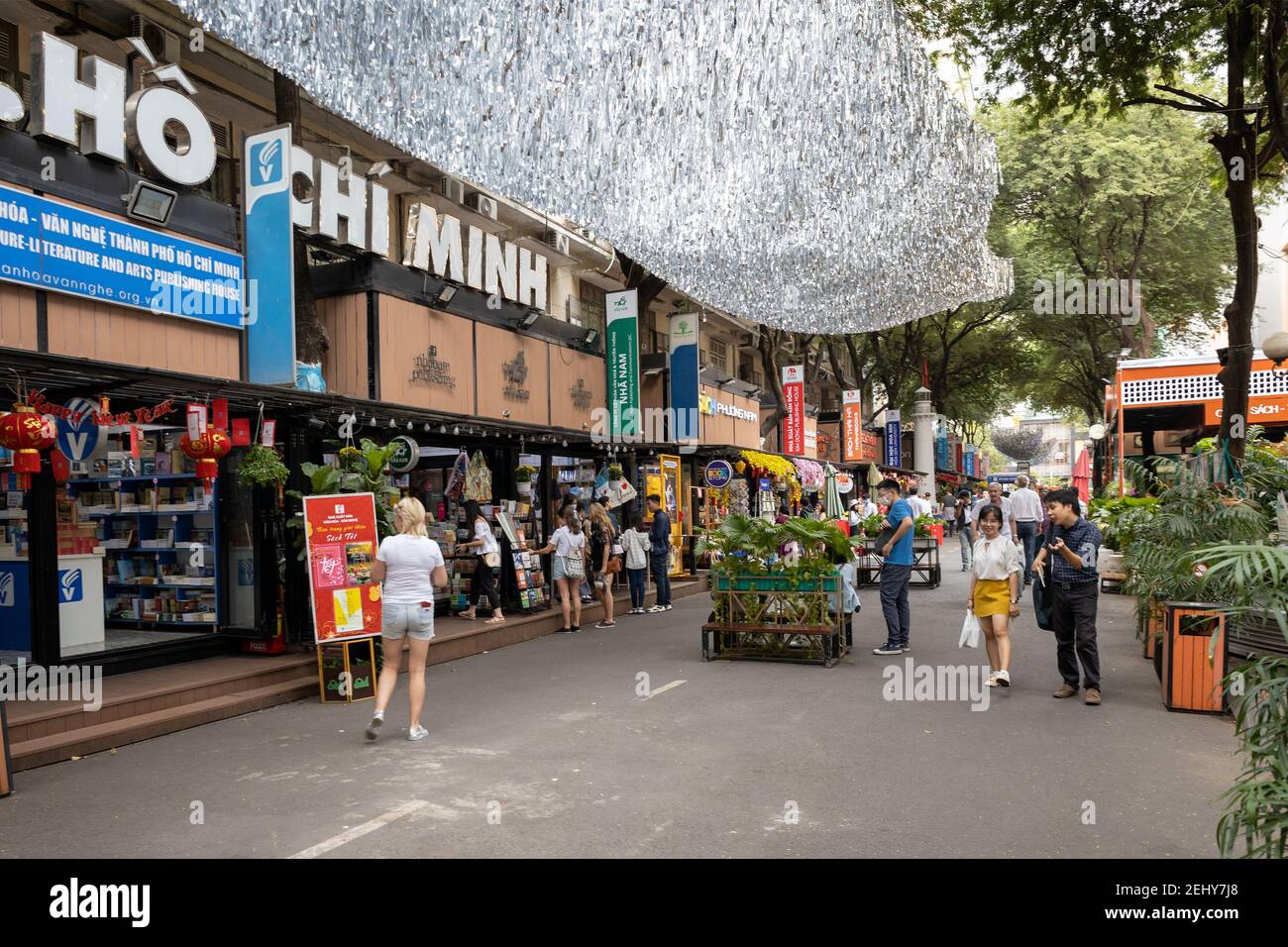 La gente cammina lungo la famosa Book Street della città, lunga 100 metri, piena di negozi di libri, bancarelle e caffè Foto Stock