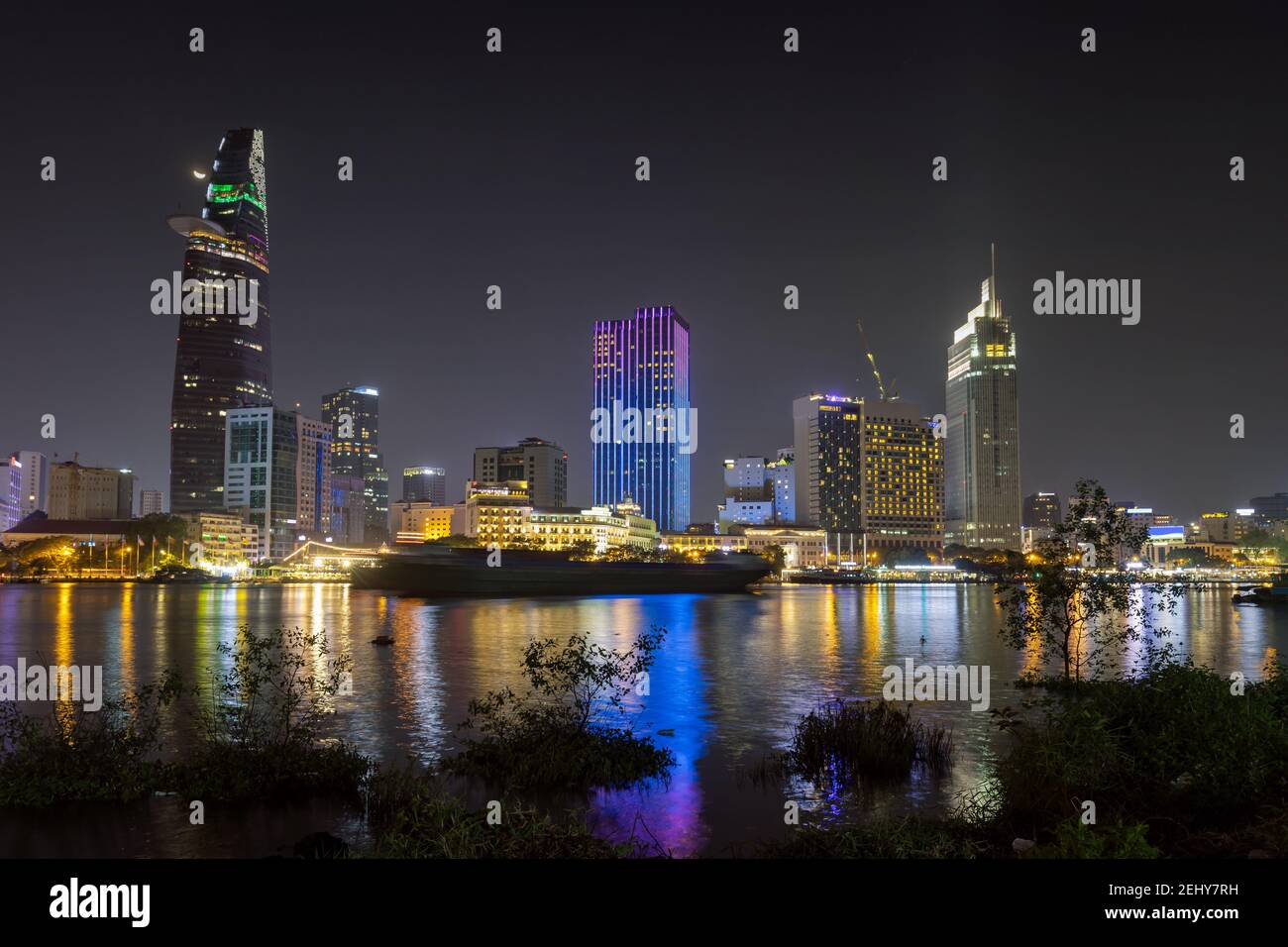 Architettura moderna nel centro di ho Chi Minh City, con il fiume Saigon di notte Foto Stock