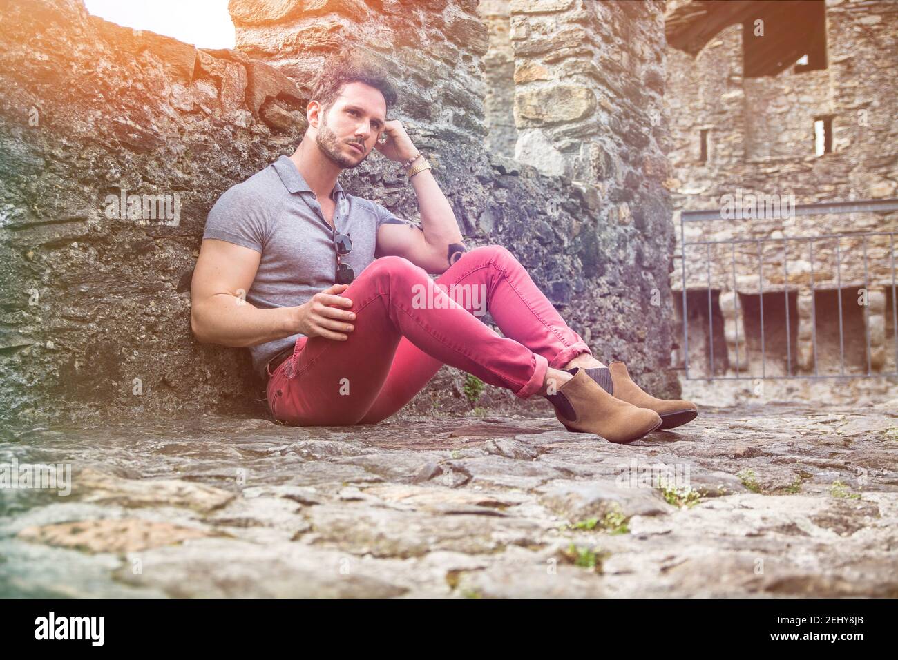 Attraente uomo all' aperto nel vecchio castello europeo Foto Stock