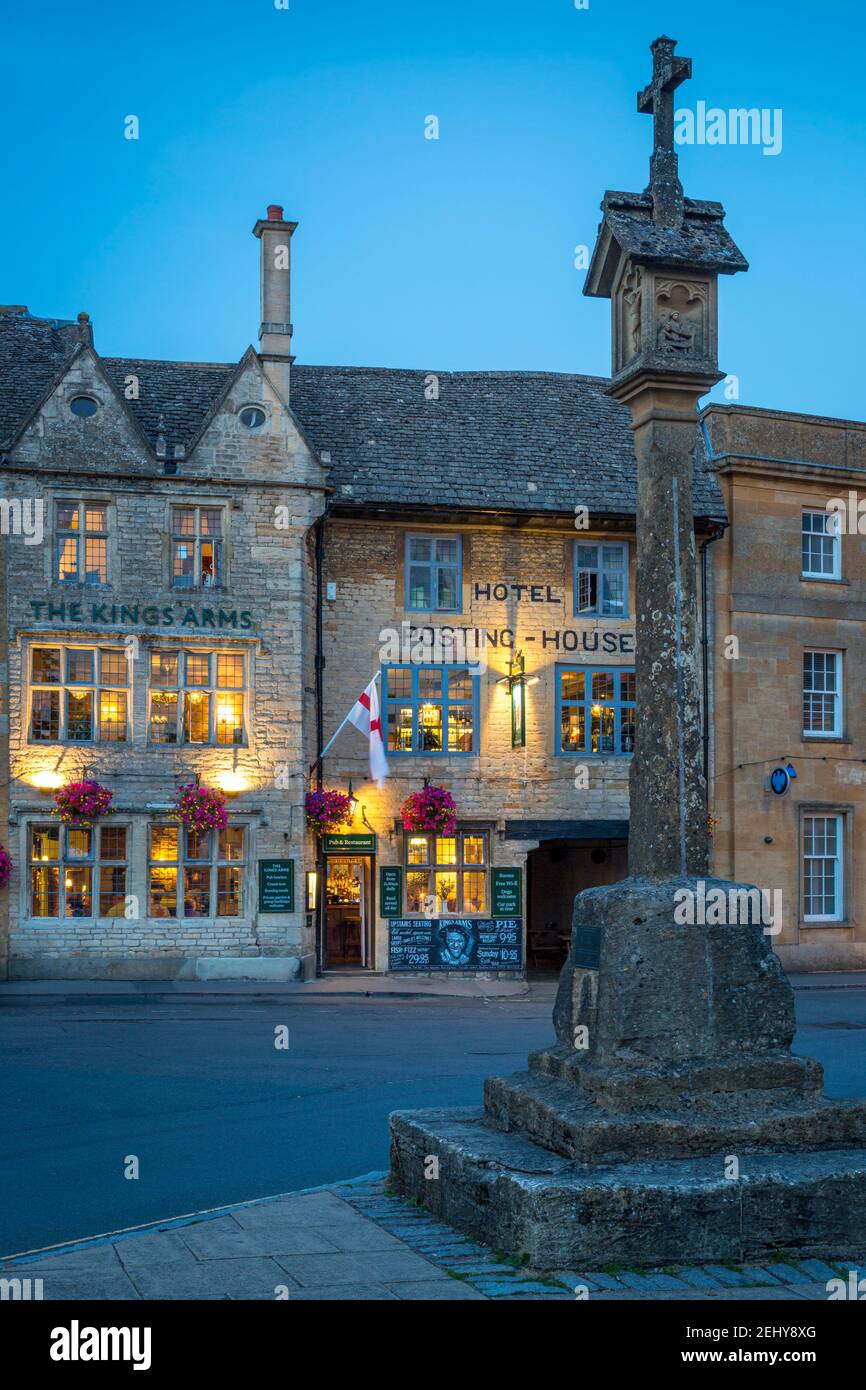 Inglese Civil War Memorial in Market Square con il Kings Arms Pub and Hotel Beyond, Stow-on-the-Wold, Gloucestershire, Inghilterra, Regno Unito Foto Stock