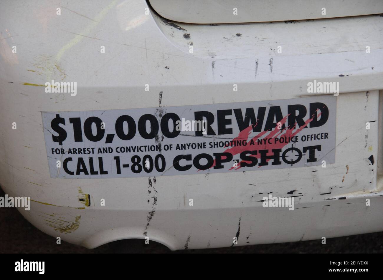 Nypd offiziere auf der straße immagini e fotografie stock ad alta