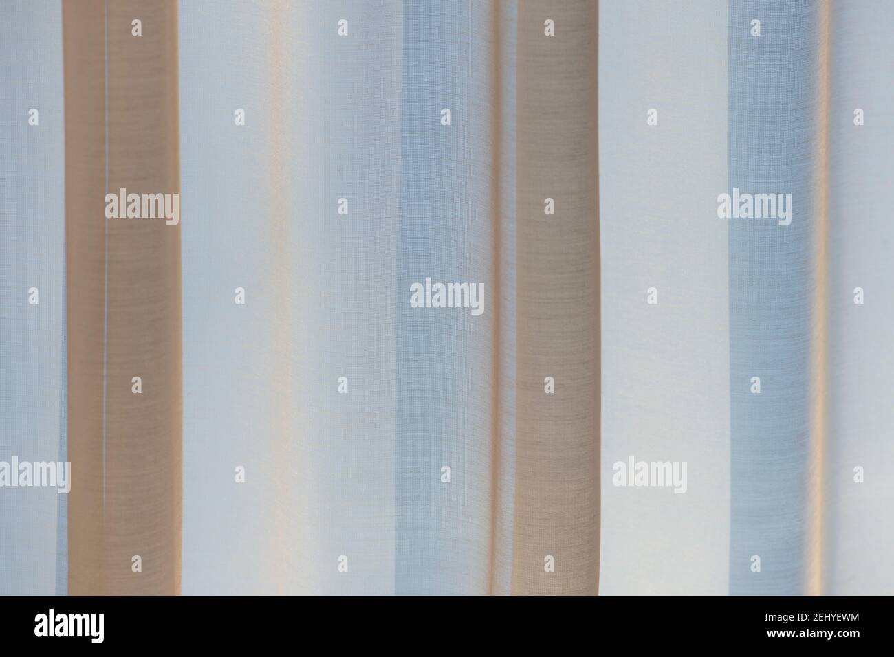 Fondo in tessuto di colore morbido con strisce verticali marrone e blu. Tessuto astratto. Foto Stock