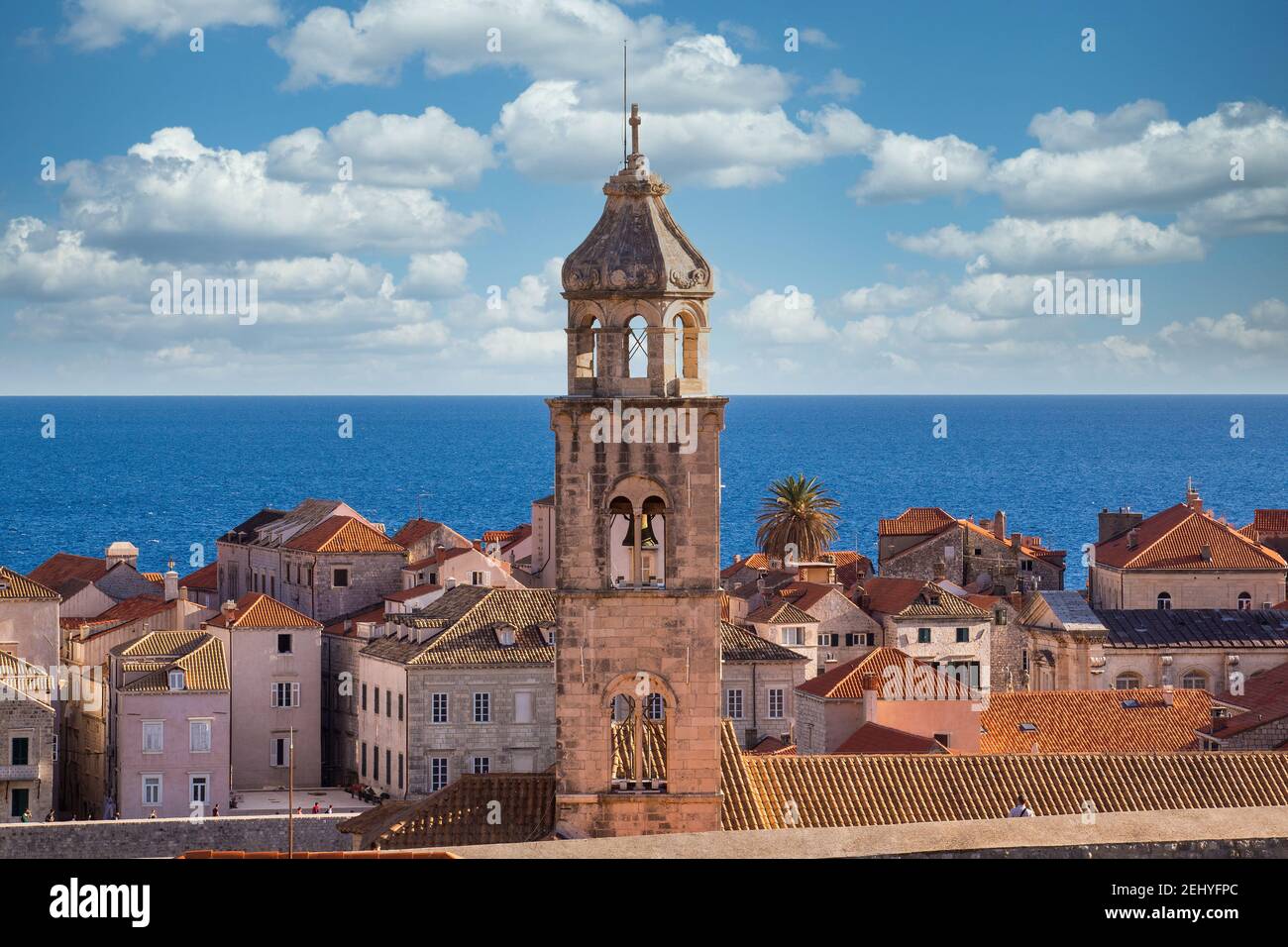 Torre della Chiesa con una campana che si affaccia sulla città di Dubrovnik, Mar Blu con cielo blu e nuvole bianche Foto Stock