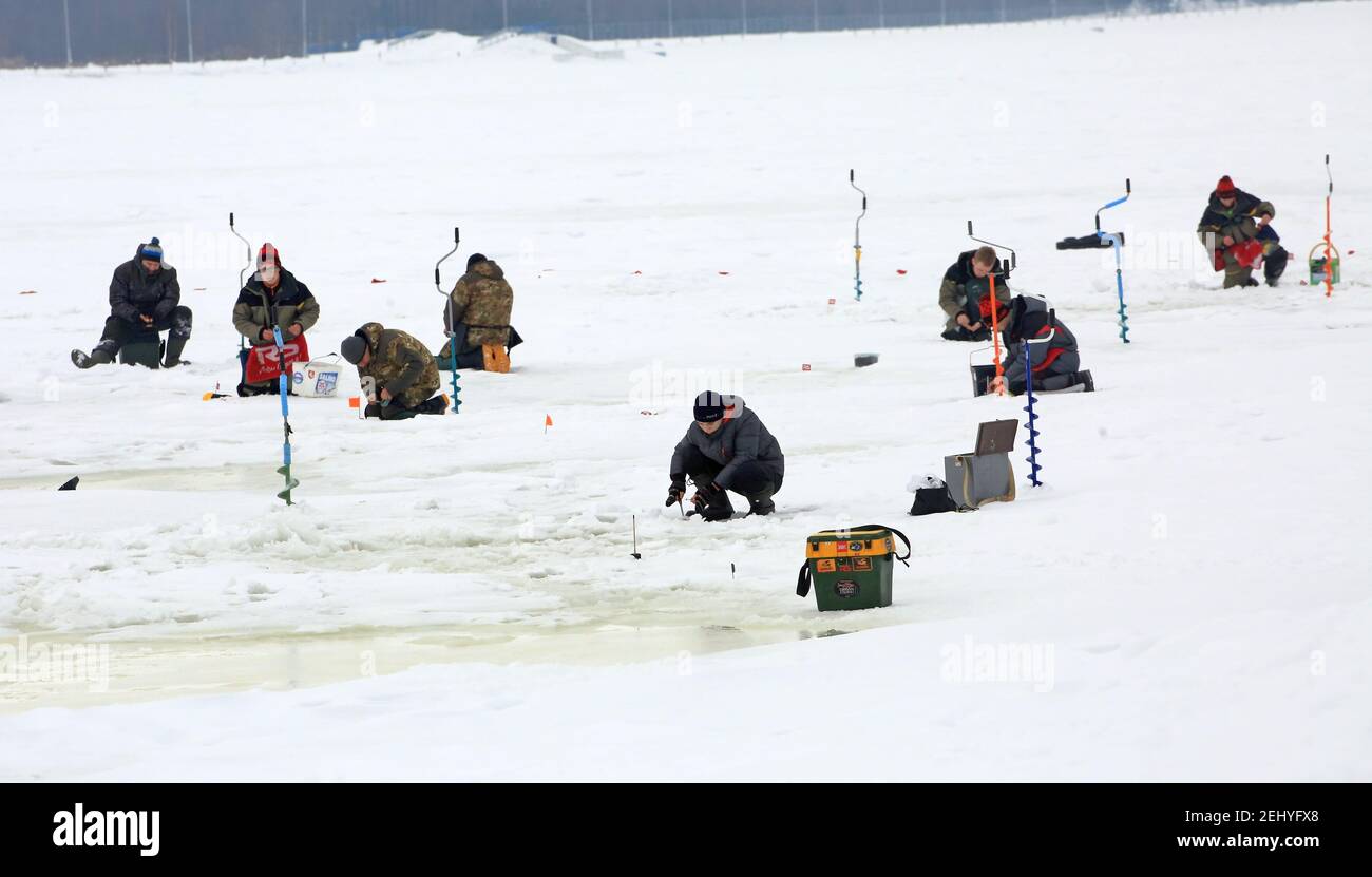 Minsk, Bielorussia. 20 Feb 2021. La gente pesca sul ghiaccio a Minsk, Bielorussia, 20 febbraio 2021. Credit: Henadz Zhinkov/Xinhua/Alamy Live News Foto Stock