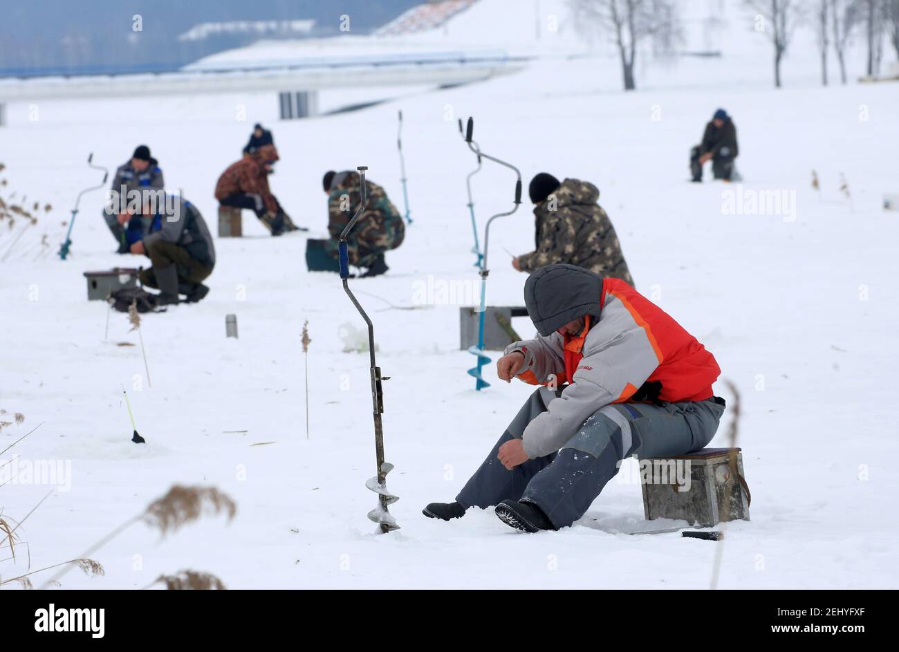 Minsk, Bielorussia. 20 Feb 2021. La gente pesca sul ghiaccio a Minsk, Bielorussia, 20 febbraio 2021. Credit: Henadz Zhinkov/Xinhua/Alamy Live News Foto Stock