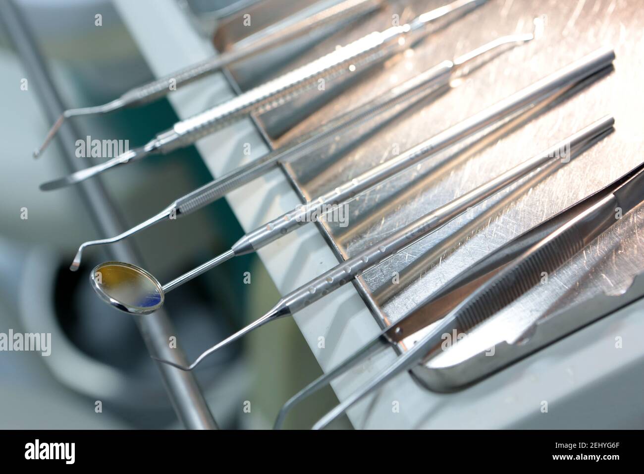 Dettaglio degli utensili dentisti su un vassoio metallico Foto Stock