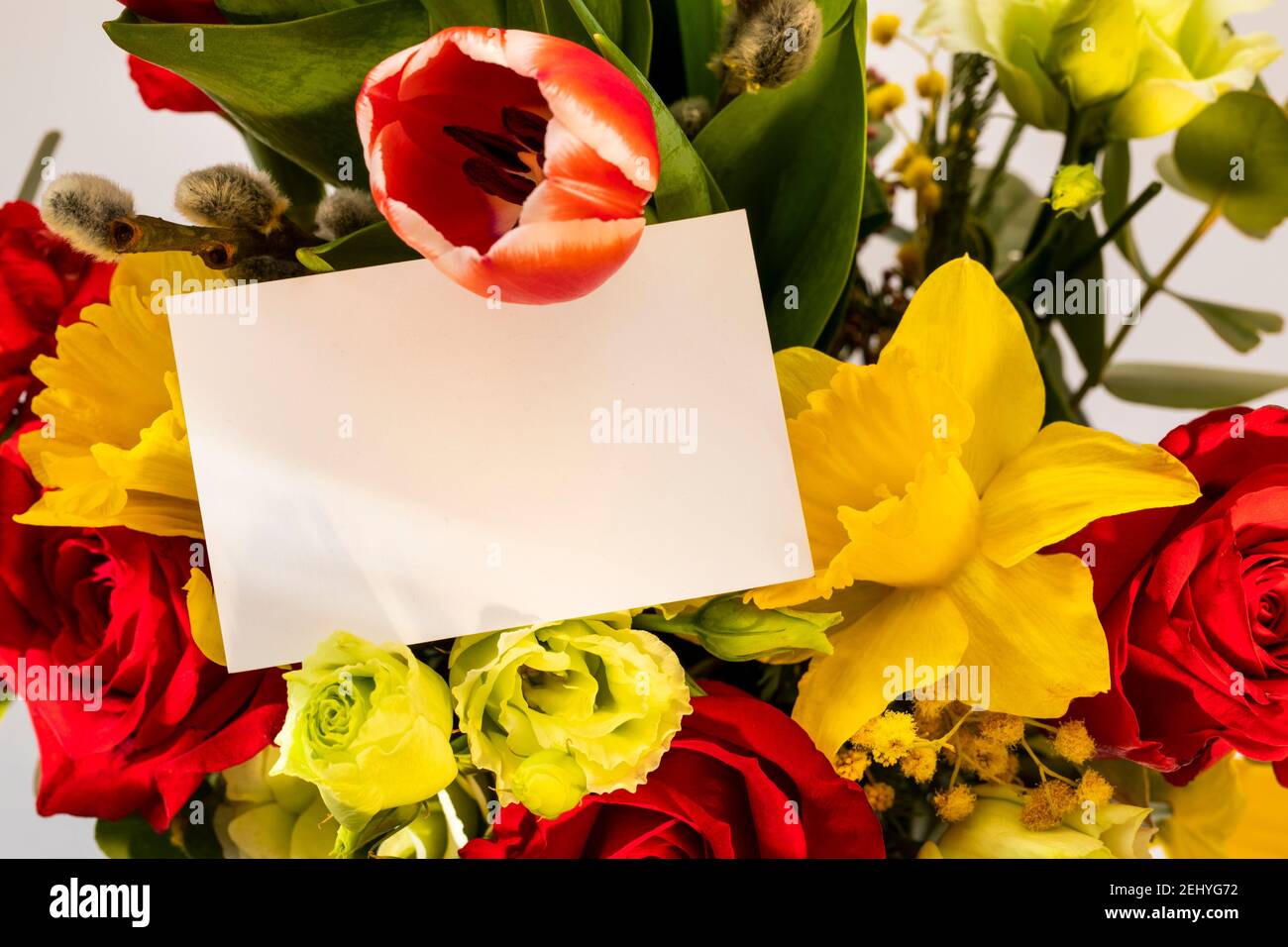 Bouquet di fiori con carta Nota Foto Stock