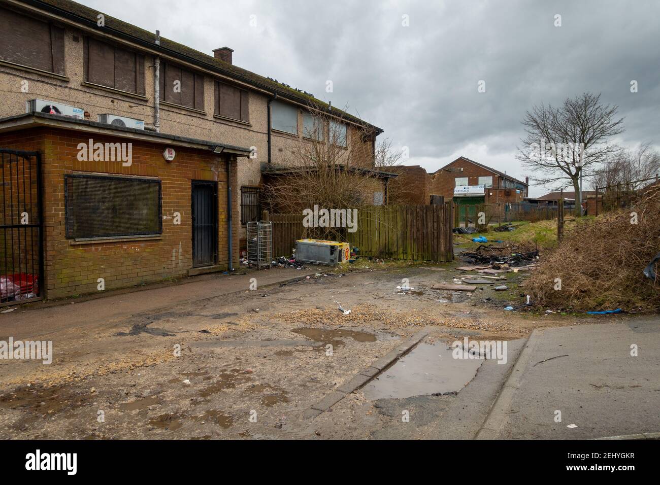Un'area depravata e disseminata di rifiuti in una proprietà privata del consiglio a Bradford Foto Stock