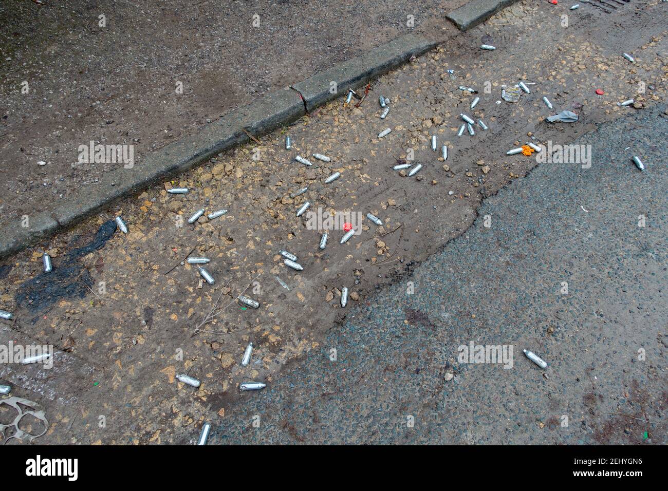 Contenitori vuoti di ossido di azoto utilizzati come caricabatterie per la panna montata e anche per raggiungere un alto legale quando inalato, chiamato anche Hippy Crack. Visto qui di Foto Stock