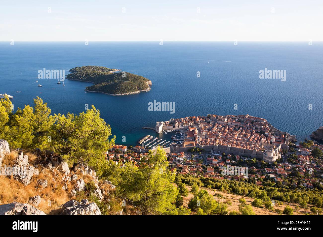 La città mediterranea di Dubrovnik e la sua isola con Big Mare blu e cieli bianchi Foto Stock