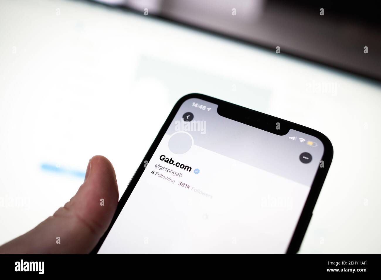 L'account Gab Twitter assente, che è stato portato offline da Twitter è visto in questa illustrazione foto su un dispositivo mobile a Varsavia, Polonia il febbraio Foto Stock