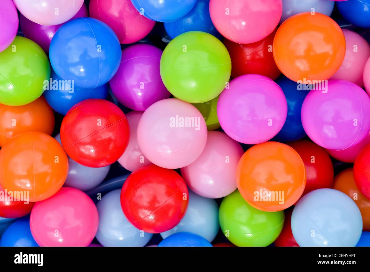 Palline colorate in plastica per bambini per giocare a buca, tenda da  gioco, bagno, casa rimbalzante o piscina Foto stock - Alamy
