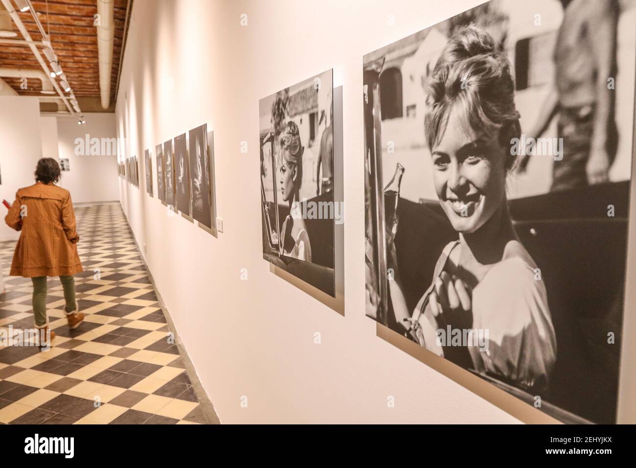 20 febbraio 2021: 20 febbraio 2021 (Malaga) una mostra fotografica inedita di la Térmica mostra il passaggio della stella Brigitte Bardot attraverso Malaga una mostra fotografica inedita sul passaggio della stella del film Brigitte Bardot attraverso la provincia di Malaga in occasione della ripresa del film 'i gioiellieri della luna di compensazione'. Diretto da Roger Vadim, che all'epoca era marito di Bardot, nel 1957, e prodotto da Raoul LÃ¨vy, recitava il mito francese. 'Brigitte Bardot, mito e cliché a Malaga' è composto da 61 fotografie e 27 pezzi tra riviste, b Foto Stock