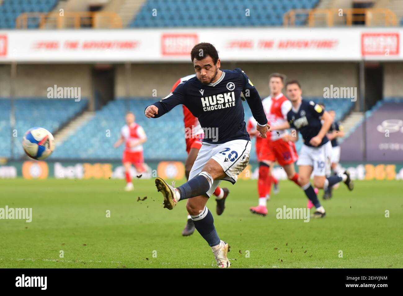 LONDRA, INGHILTERRA. IL 20 FEBBRAIO Mason Bennett di Millwall spara in gol durante la partita del campionato Sky Bet tra Millwall e Wycombe Wanderers al Den, Londra, sabato 20 febbraio 2021. (Credit: Ivan Yordanov | MI News) Credit: MI News & Sport /Alamy Live News Foto Stock