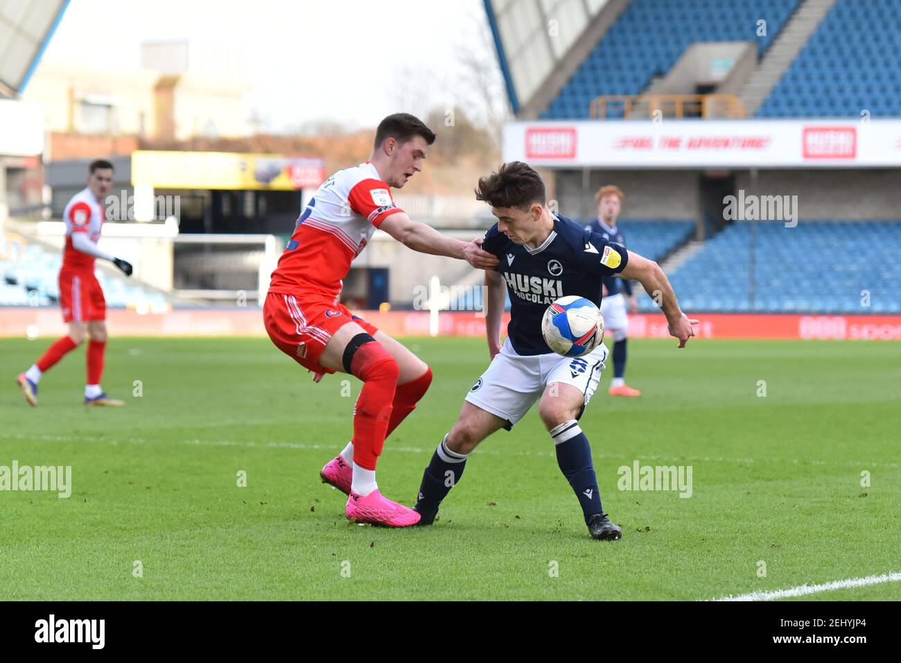 LONDRA, INGHILTERRA. IL 20 FEBBRAIO, ben Thompson of Millwall si batte per il possesso con Josh Knight di Wycombe durante la partita del campionato Sky Bet tra Millwall e Wycombe Wanderers al Den, Londra, sabato 20 febbraio 2021. (Credit: Ivan Yordanov | MI News) Credit: MI News & Sport /Alamy Live News Foto Stock