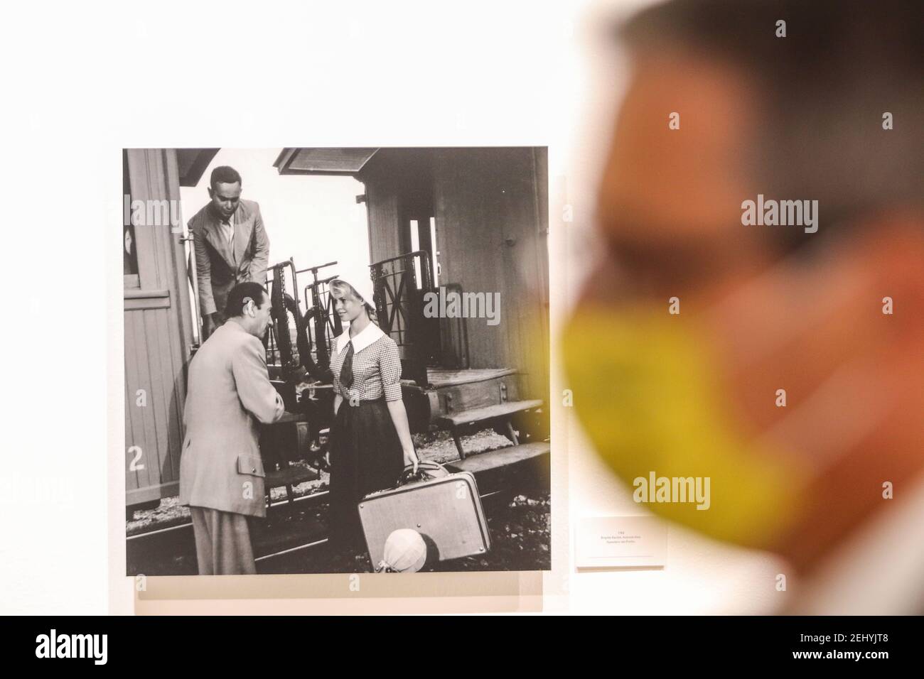 20 febbraio 2021: 20 febbraio 2021 (Malaga) una mostra fotografica inedita di la Térmica mostra il passaggio della stella Brigitte Bardot attraverso Malaga una mostra fotografica inedita sul passaggio della stella del film Brigitte Bardot attraverso la provincia di Malaga in occasione della ripresa del film 'i gioiellieri della luna di compensazione'. Diretto da Roger Vadim, che all'epoca era marito di Bardot, nel 1957, e prodotto da Raoul LÃ¨vy, recitava il mito francese. 'Brigitte Bardot, mito e cliché a Malaga' è composto da 61 fotografie e 27 pezzi tra riviste, b Foto Stock