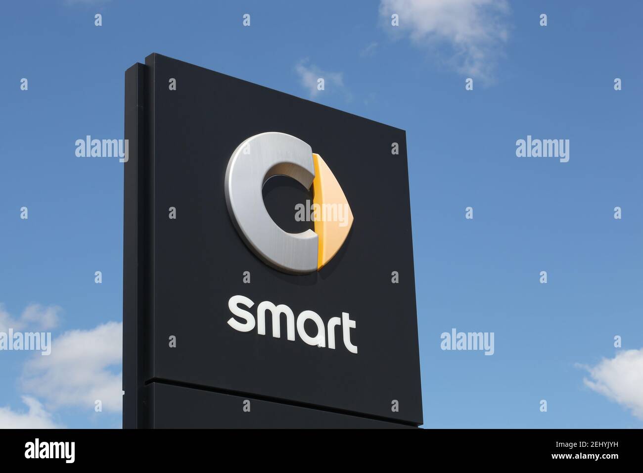 Villefranche, Francia - 23 agosto 2020: Logo Smart su un pannello. Smart Automobile è una divisione di Daimler Foto Stock