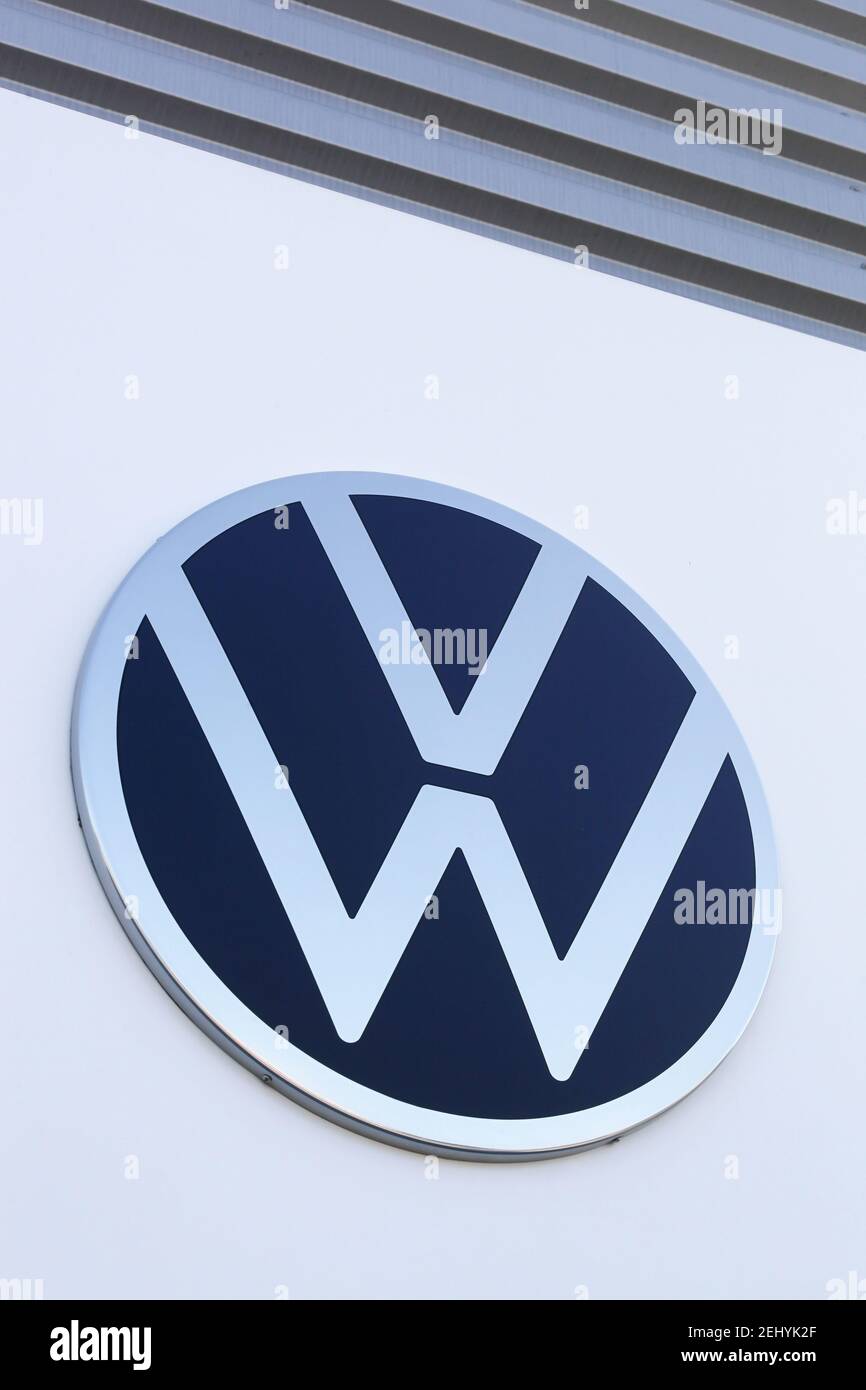 Belleville, Francia - 13 settembre 2020: Nuovo logo Volkswagen su una parete. Volkswagen è un produttore tedesco di automobili con sede a Wolfsburg, Germania Foto Stock