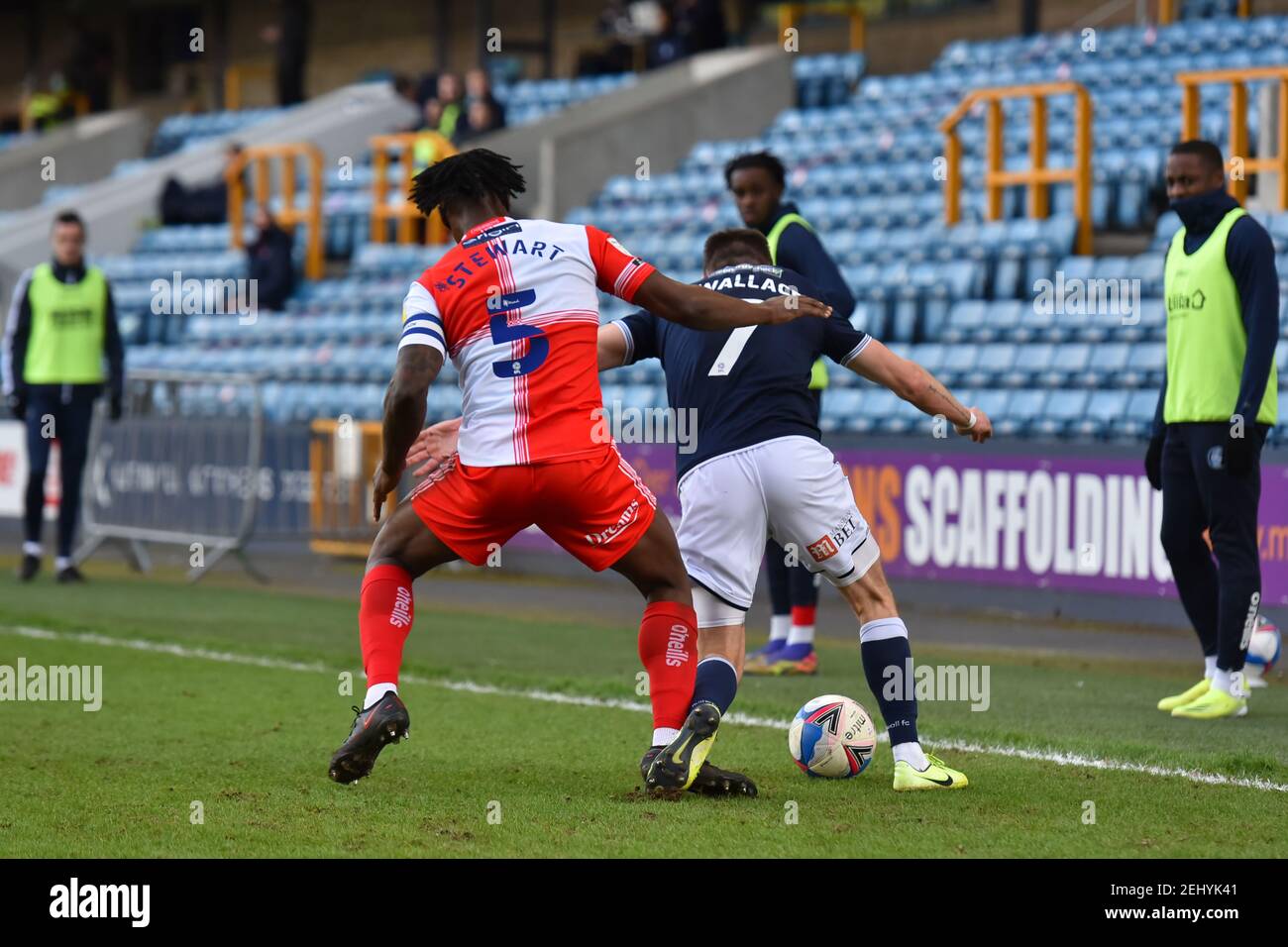 LONDRA, INGHILTERRA. 20 FEBBRAIO Anthony Stewart of Wycombe combatte per possesso con Jed Wallace of Millwall durante la partita del campionato Sky Bet tra Millwall e Wycombe Wanderers al Den, Londra, sabato 20 febbraio 2021. (Credit: Ivan Yordanov | MI News) Credit: MI News & Sport /Alamy Live News Foto Stock