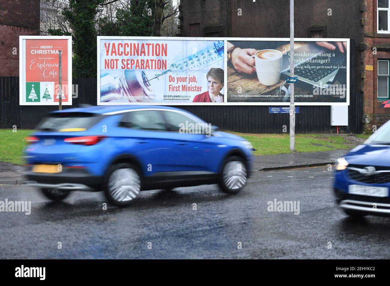 Greenock, Scozia, Regno Unito. 20 febbraio 2021. Nella foto: Immagine del primo ministro scozzese Nicola Sturgeon con la grafica di un vaccino COVID19 e una siringa con lo slogan: "VACCINAZIONE NON SEPARAZIONE. FAI IL TUO LAVORO, PRIMO MINISTRO." su un cartellone nel mezzo di Greenock, in un crocevia trafficato di Brougham St & Campbell St. Questo è in riferimento alla maggioranza silenziosa di persone in Scozia che si oppongono alla SNP cercando un secondo referendum sull'indipendenza nel mezzo di una pandemia che lo ha fatto Nel Regno Unito sono state uccise oltre 106,000 persone, di cui 6,816 nella sola Scozia. Credit: Colin Fisher/Alamy Live News. Foto Stock