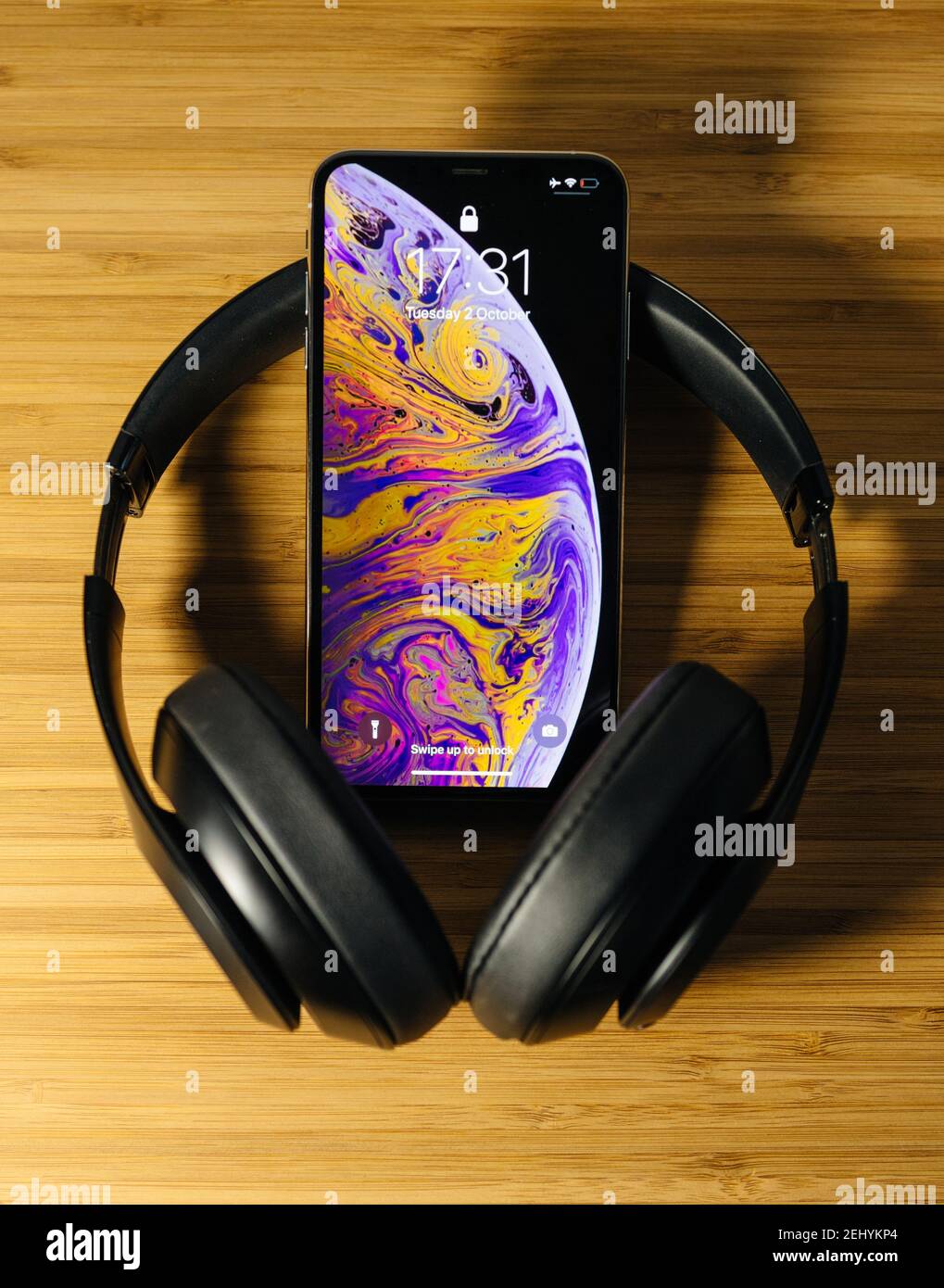 Parigi, Francia- 2 ottobre 2018: Ultimi telefoni cellulari per smartphone  Apple Computers iPhone 11 12 13 Pro Max nel mezzo delle cuffie auricolari  wireless Beats Studio3 Foto stock - Alamy