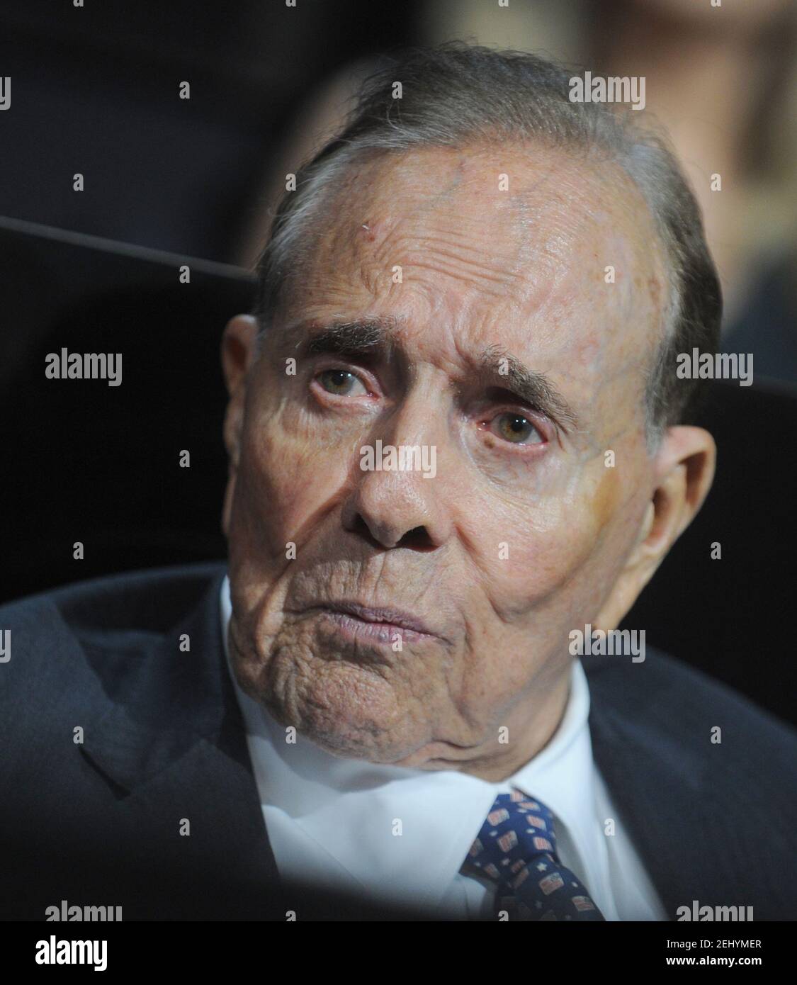 Cleveland, Stati Uniti d'America. 31 dicembre 2008. LEVELAND, OH - LUGLIO 18: Veterano della seconda Guerra Mondiale ed ex Sen. Bob Dole (R-KS) ondeggia dopo aver ascoltato un discorso il primo giorno della Convention Nazionale Repubblicana il 18 Luglio 2016 alla Quicken Loans Arena a Cleveland, Ohio. Si stima che a Cleveland ci siano 50,000 persone, tra cui centinaia di manifestanti e membri dei media. La Convenzione Nazionale Repubblicana di quattro giorni inizia il 18 luglio persone: Bob Dole Credit: Storms Media Group/Alamy Live News Foto Stock