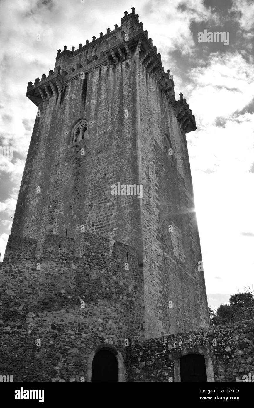 Foto in scala di grigi della Torre De Menagem nel castello medievale della città di Beja, Portogallo Foto Stock