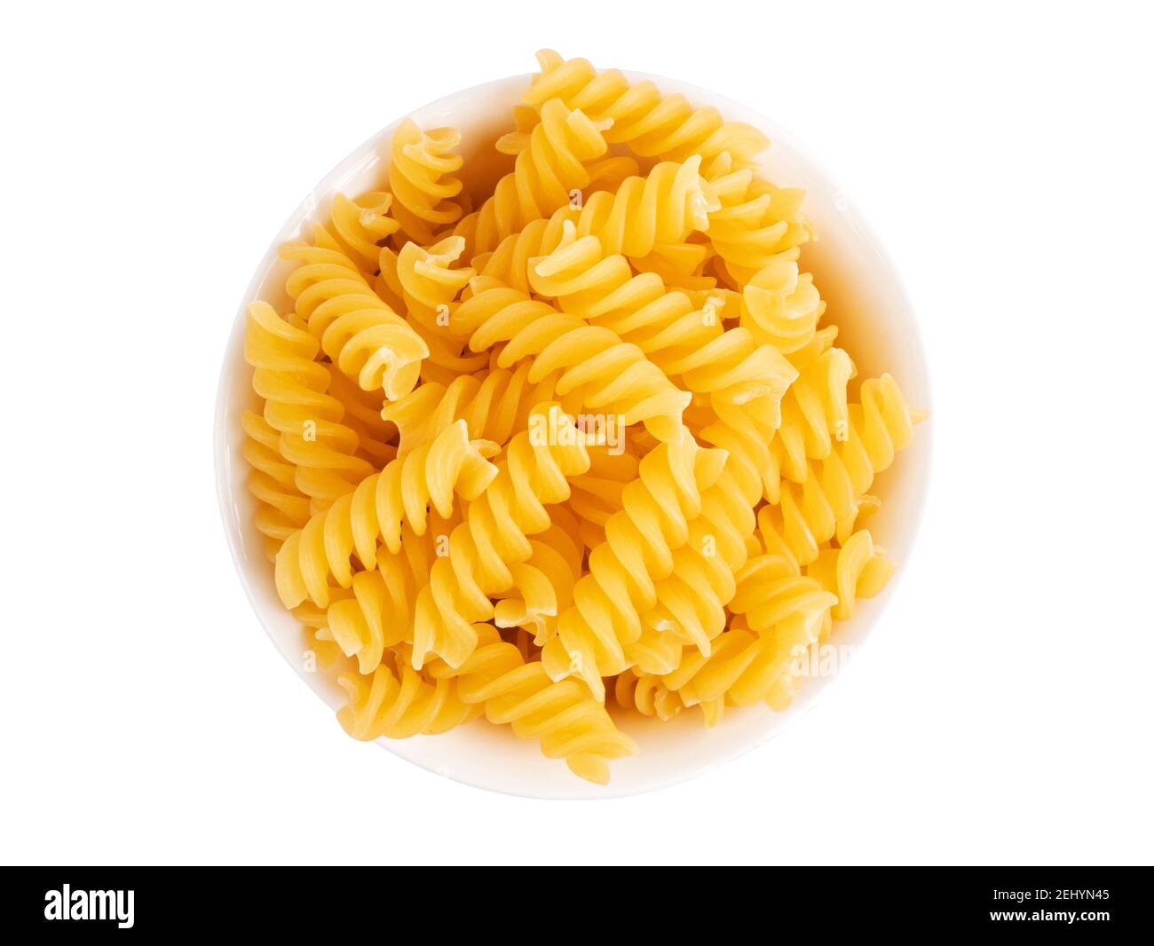 Mucchio di fusilli in ciotola isolato su fondo bianco.Тop visualizza Foto Stock