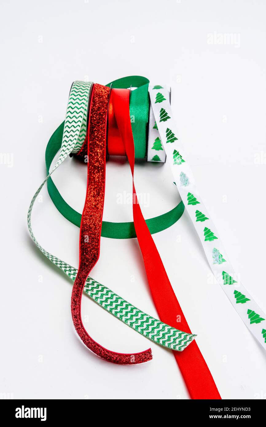 Nastri e fiocchi colorati disposti in modo creativo per le decorazioni delle vacanze e le attività di confezionamento dei regali Foto Stock