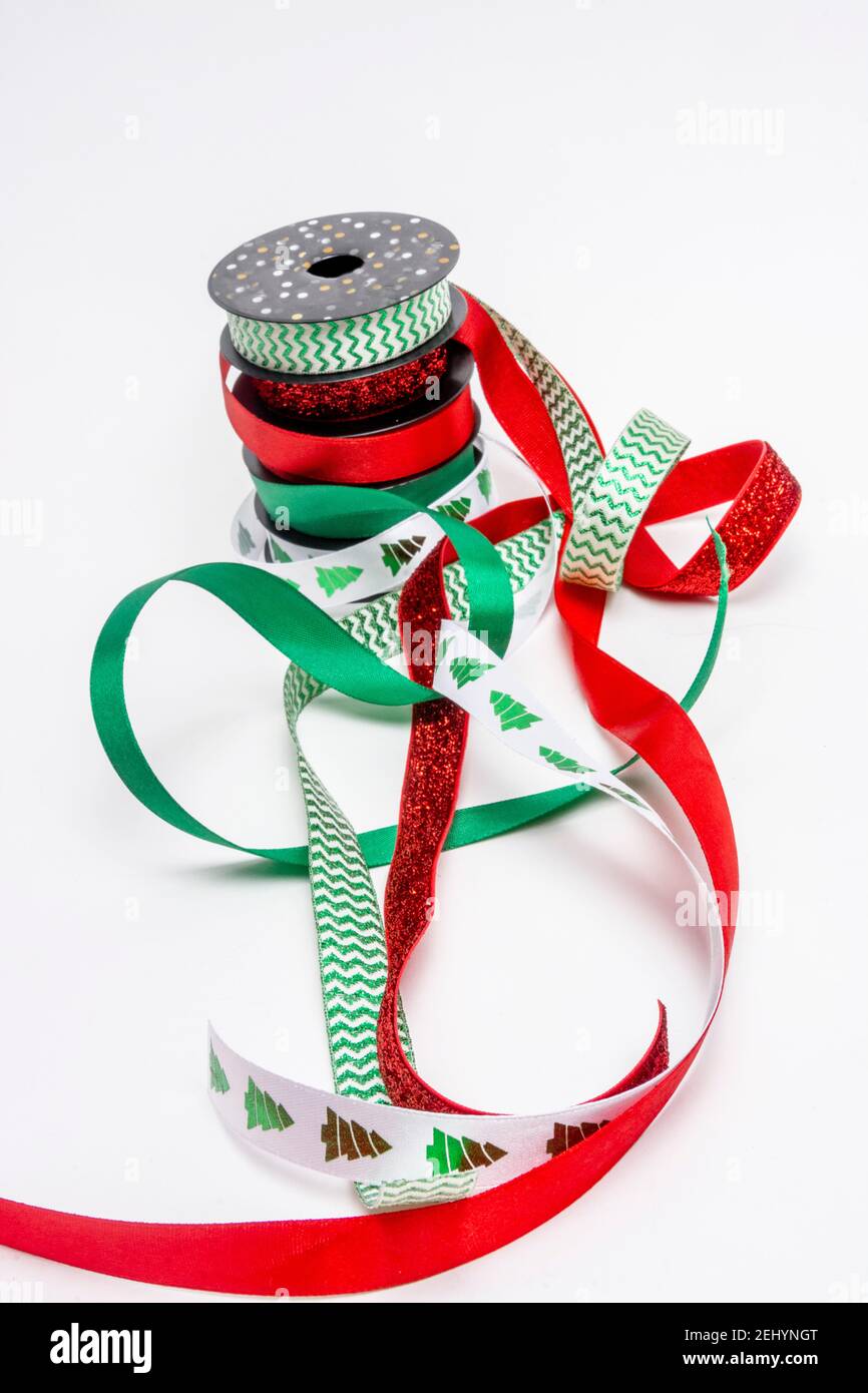Nastri e fiocchi colorati disposti in modo creativo per le decorazioni delle vacanze e le attività di confezionamento dei regali Foto Stock