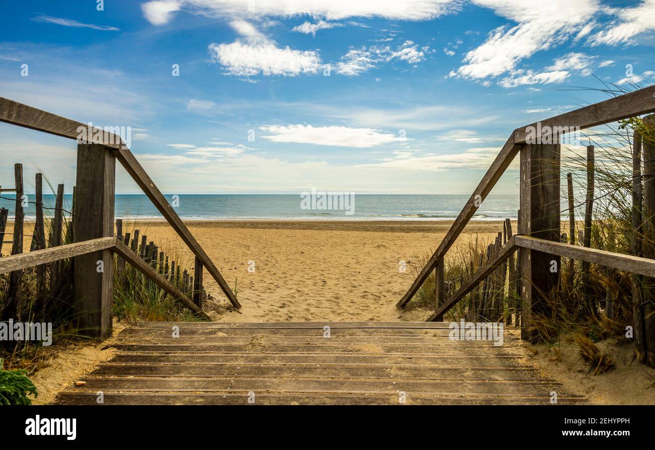 Passaggio alla spiaggia e al Mar Mediterraneo, a Sète, in Occitanie, nel sud della Francia Foto Stock