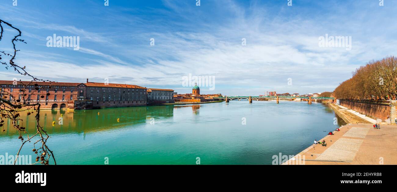 Il fiume Garonne al tramonto a Tolosa in Occitania, Francia Foto Stock