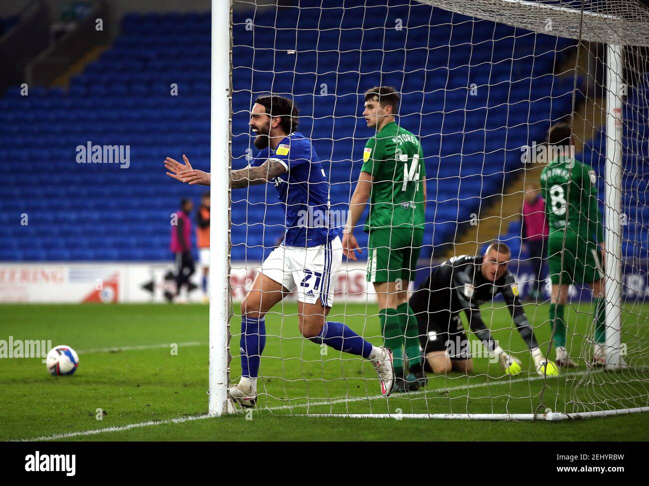 Il Marlon Pack di Cardiff City festeggia il terzo gol della partita durante la partita del campionato Sky Bet allo stadio Cardiff City Stadium di Cardiff. Data immagine: Sabato 20 febbraio 2021. Foto Stock