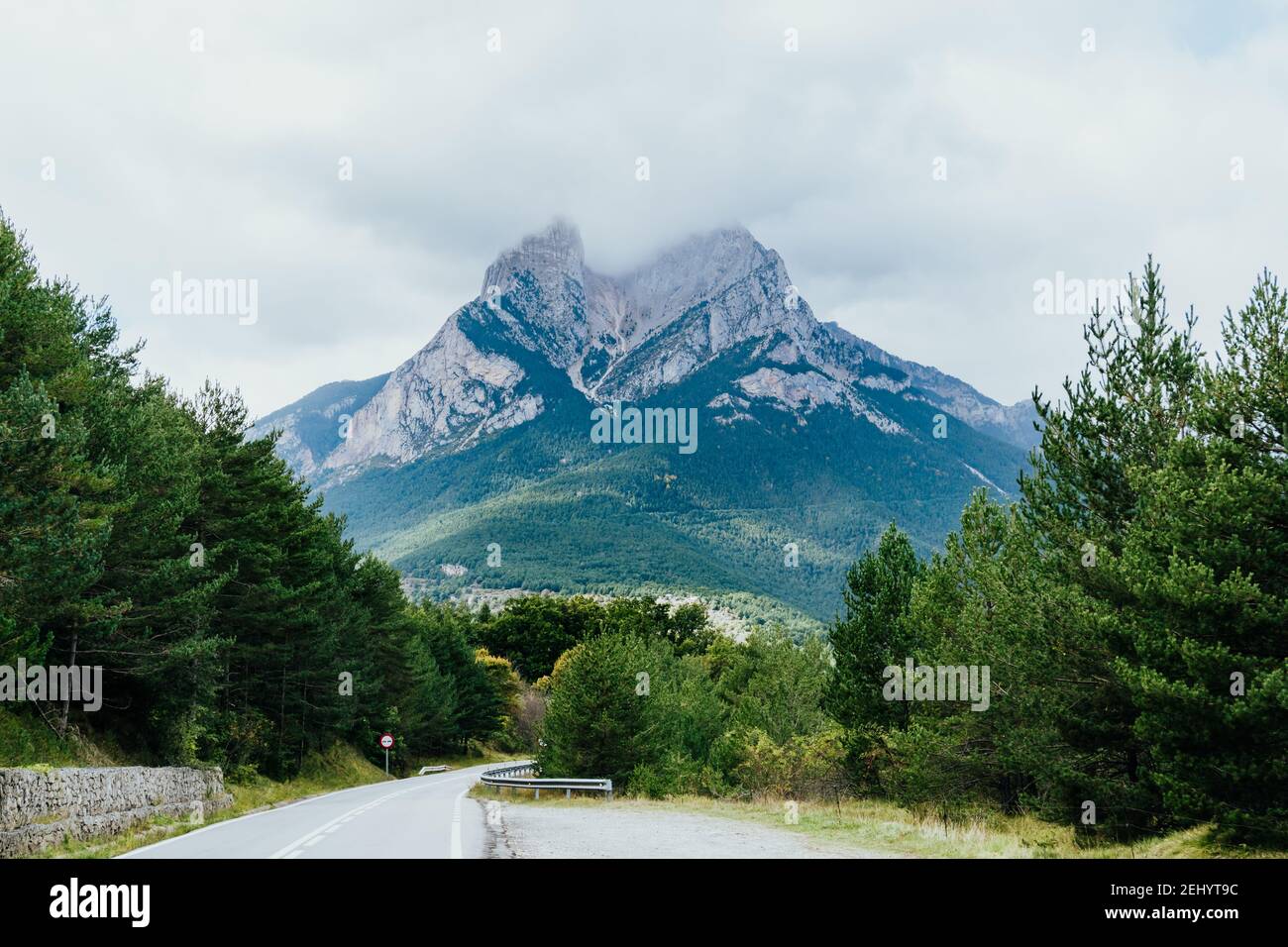 Vista sulle montagne di Pedraforcia in autunno, Pirenei catalani, Spagna Foto Stock