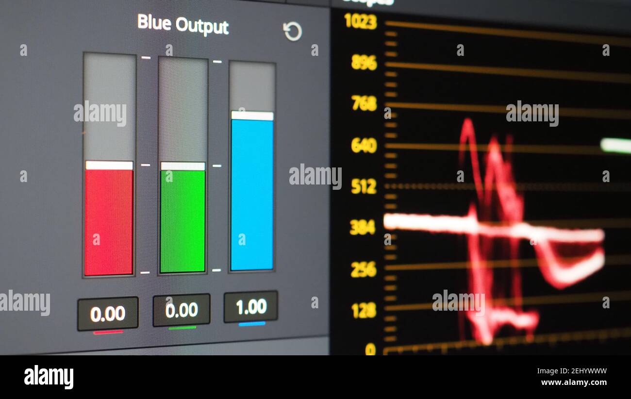 Grafico di classificazione del colore o indicatore di correzione del colore RGB sul monitor durante il processo di post-produzione. Fase di telecine nell'elaborazione della produzione di video o film. f Foto Stock