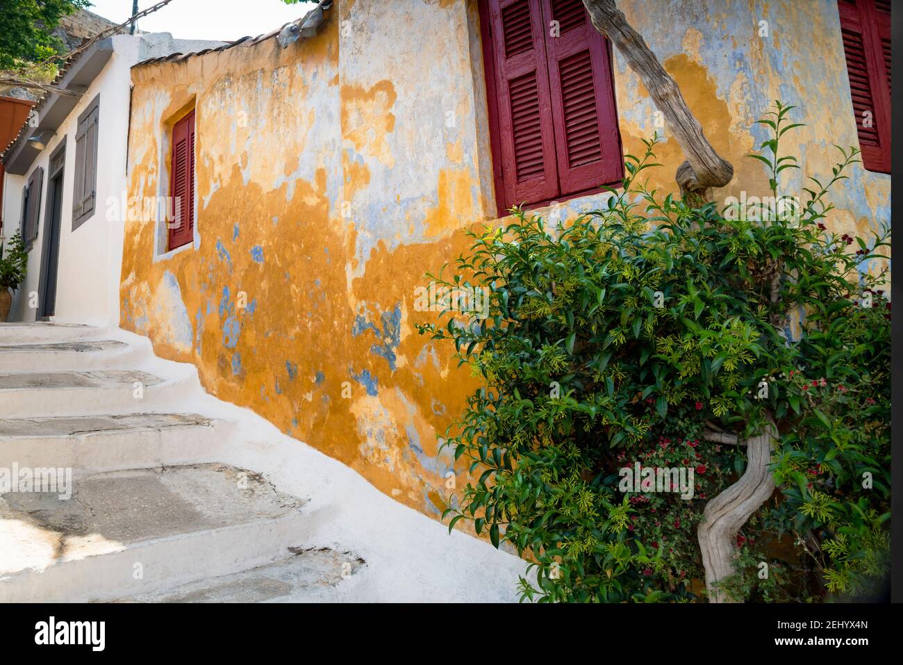 Stile architettonico delle Cicladi nel quartiere Anaflotika di Atene, in Grecia, sulla collina dell'Acropoli. Foto Stock