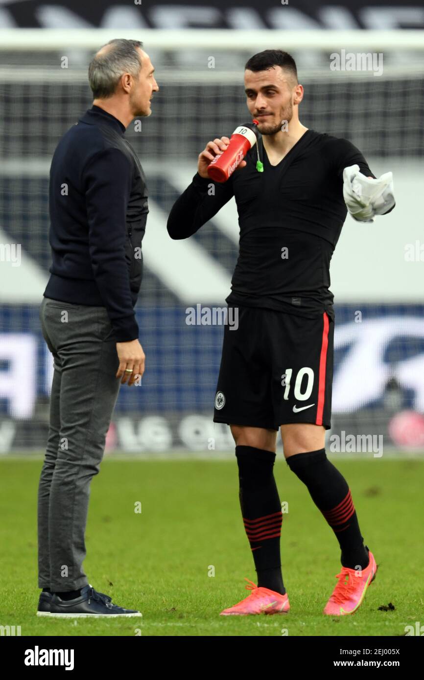 20 febbraio 2021, Hessen, FrancoforteM.: Calcio: Bundesliga, Eintracht  Francoforte - Bayern Monaco, giorno 22 al Deutsche Bank Park. XXX e XXX  combattono per la palla. L'allenatore di Francoforte Adi Hütter (l) parla