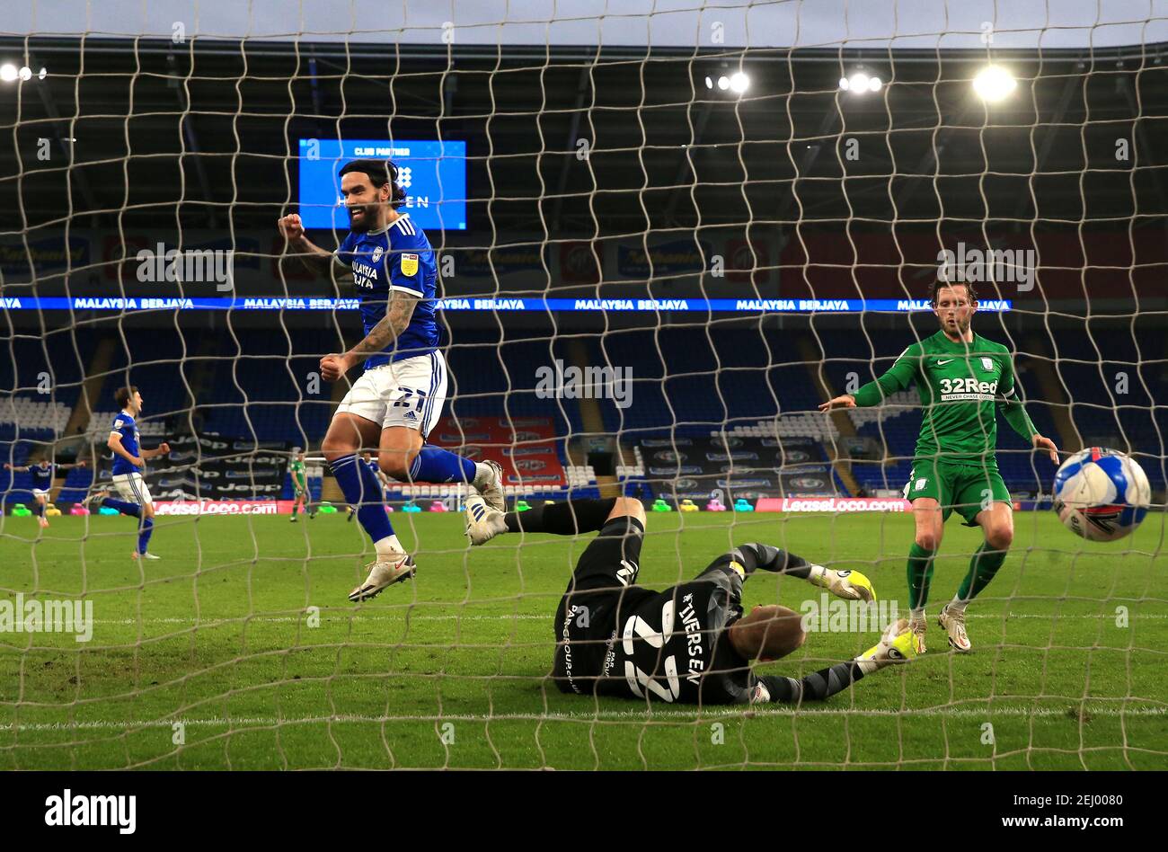 Il Marlon Pack di Cardiff City festeggia il terzo gol della partita durante la partita del campionato Sky Bet allo stadio Cardiff City Stadium di Cardiff. Data immagine: Sabato 20 febbraio 2021. Foto Stock