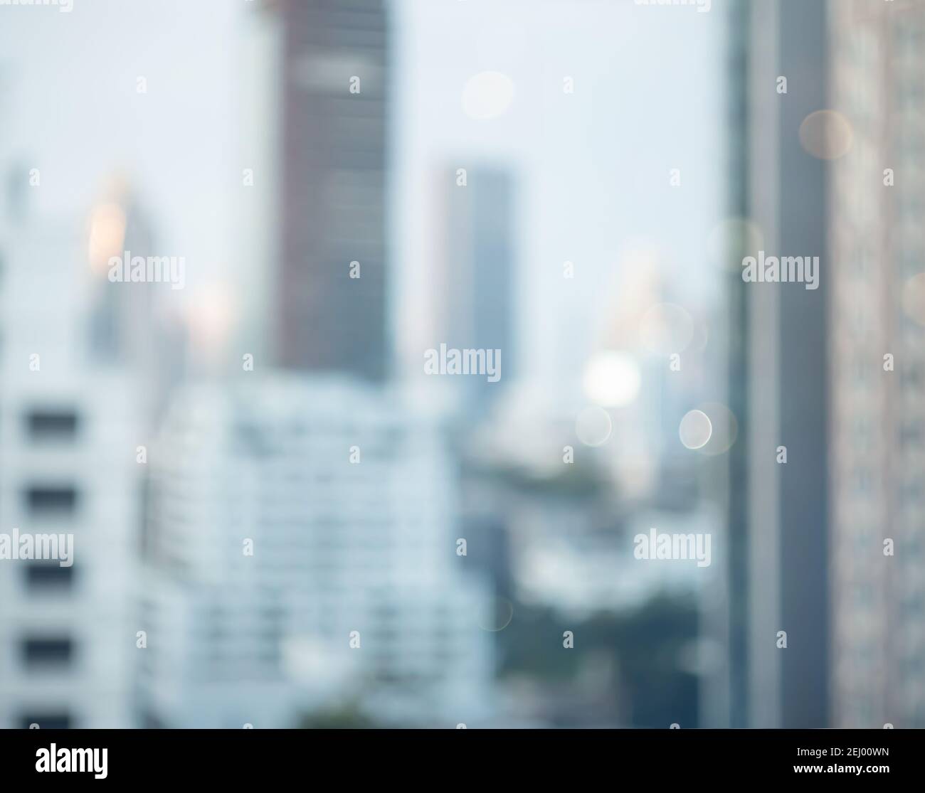 Edificio abstract blur City estate in mattina vista sfondo. Vista dello skyline della città dalla finestra dell'ufficio. Brillantezza offuscata bokeh architettura reale mo Foto Stock