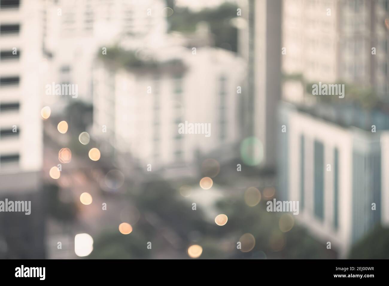 Edificio abstract blur City estate in mattina vista sfondo. Vista dello skyline della città dalla finestra dell'ufficio. Brillantezza offuscata bokeh architettura reale mo Foto Stock