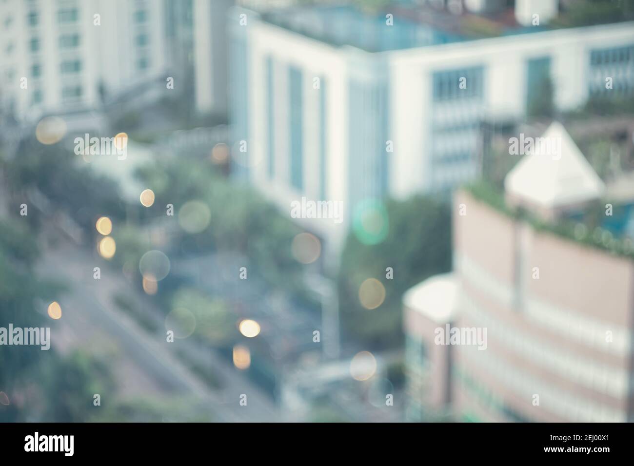 Edificio abstract blur City estate in mattina vista sfondo. Vista dello skyline della città dalla finestra dell'ufficio. Brillantezza offuscata bokeh architettura reale mo Foto Stock