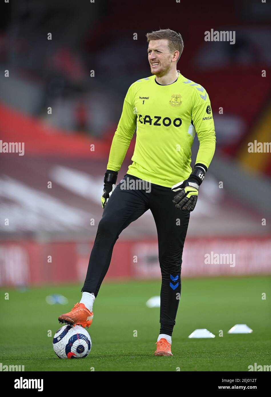 Jordan Pickford, portiere di Everton, si sta riscaldando prima della partita della Premier League ad Anfield, Liverpool. Data immagine: Sabato 20 febbraio 2021. Foto Stock