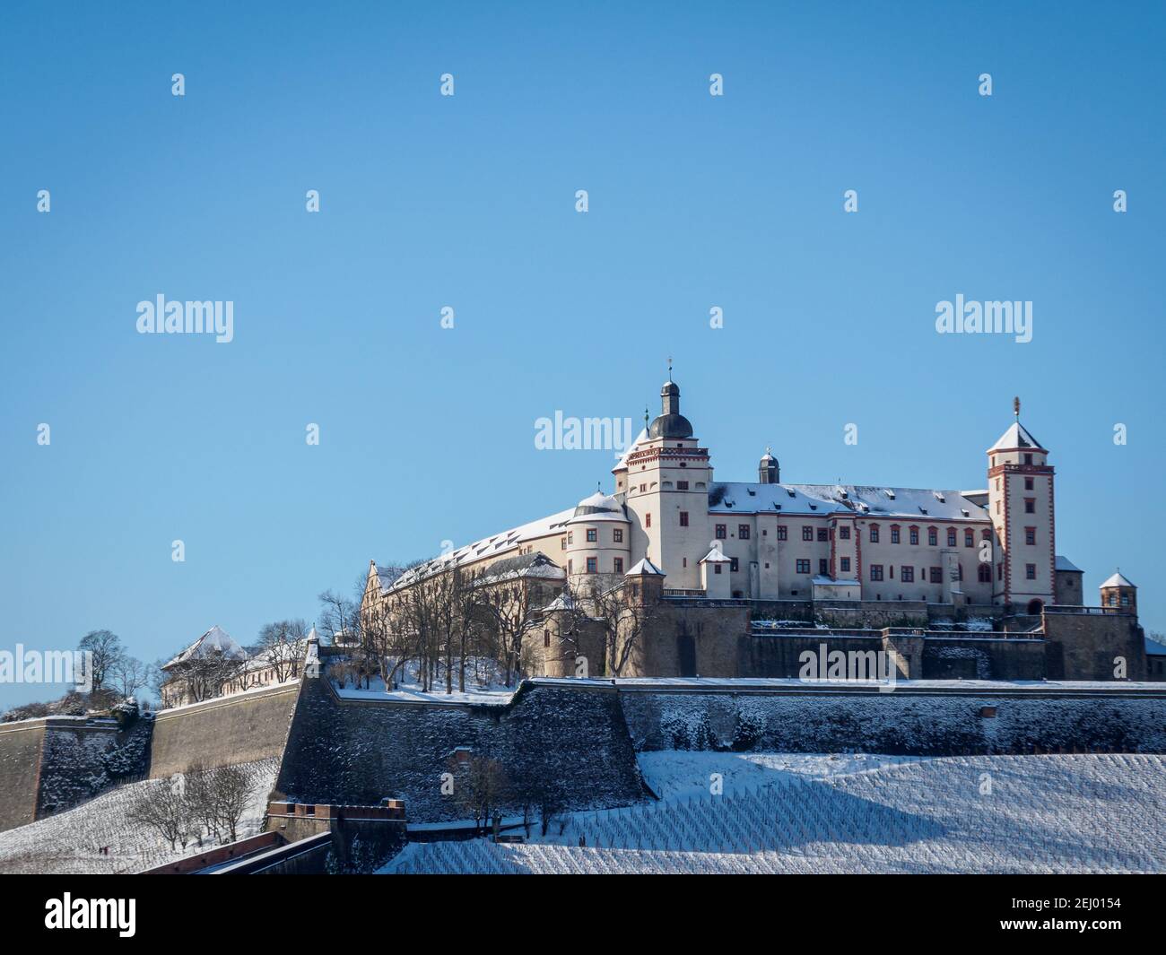 Wuerzburg il castello in inverno coperto di bianco Foto Stock
