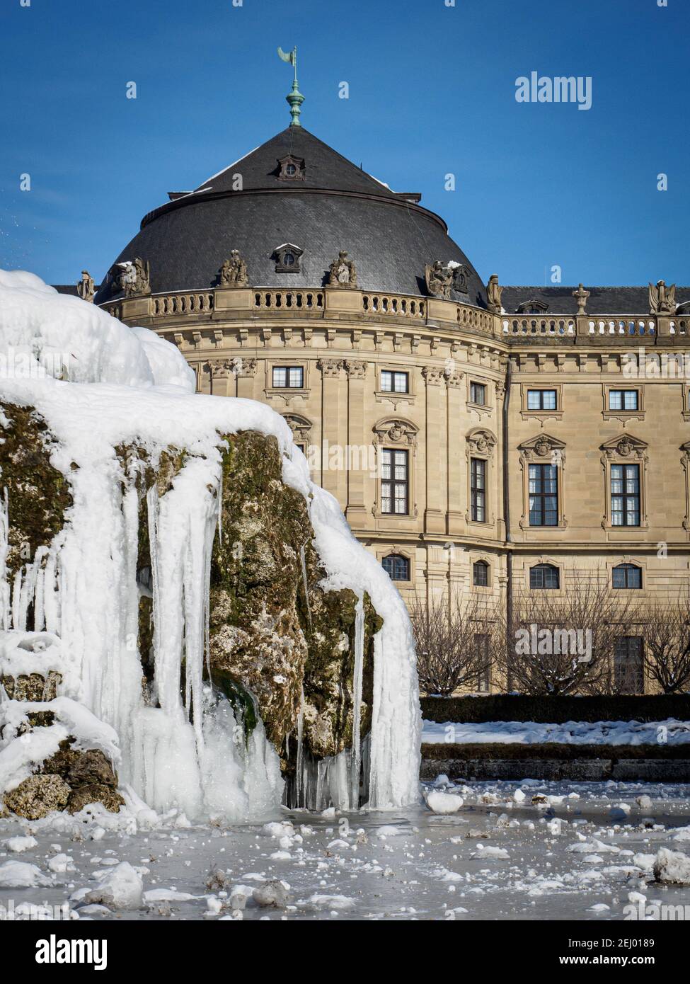 dettagli di una fontana ghiacciata nel giardino del residence a wuerzburg in inverno Foto Stock