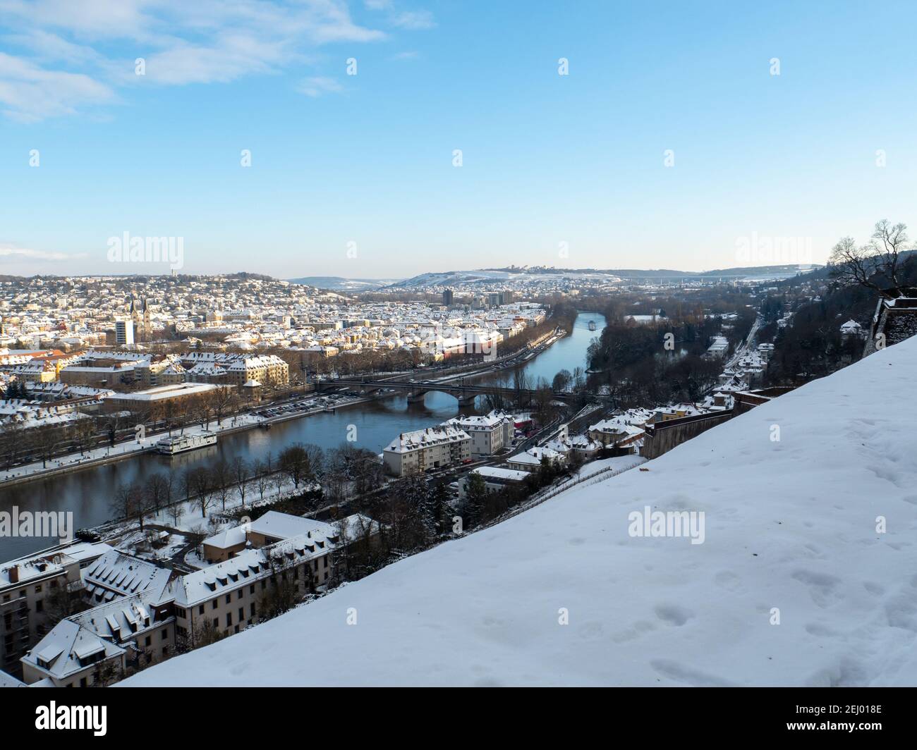 uno sguardo dal castello di wuerzburg sulla città in inverno Foto Stock