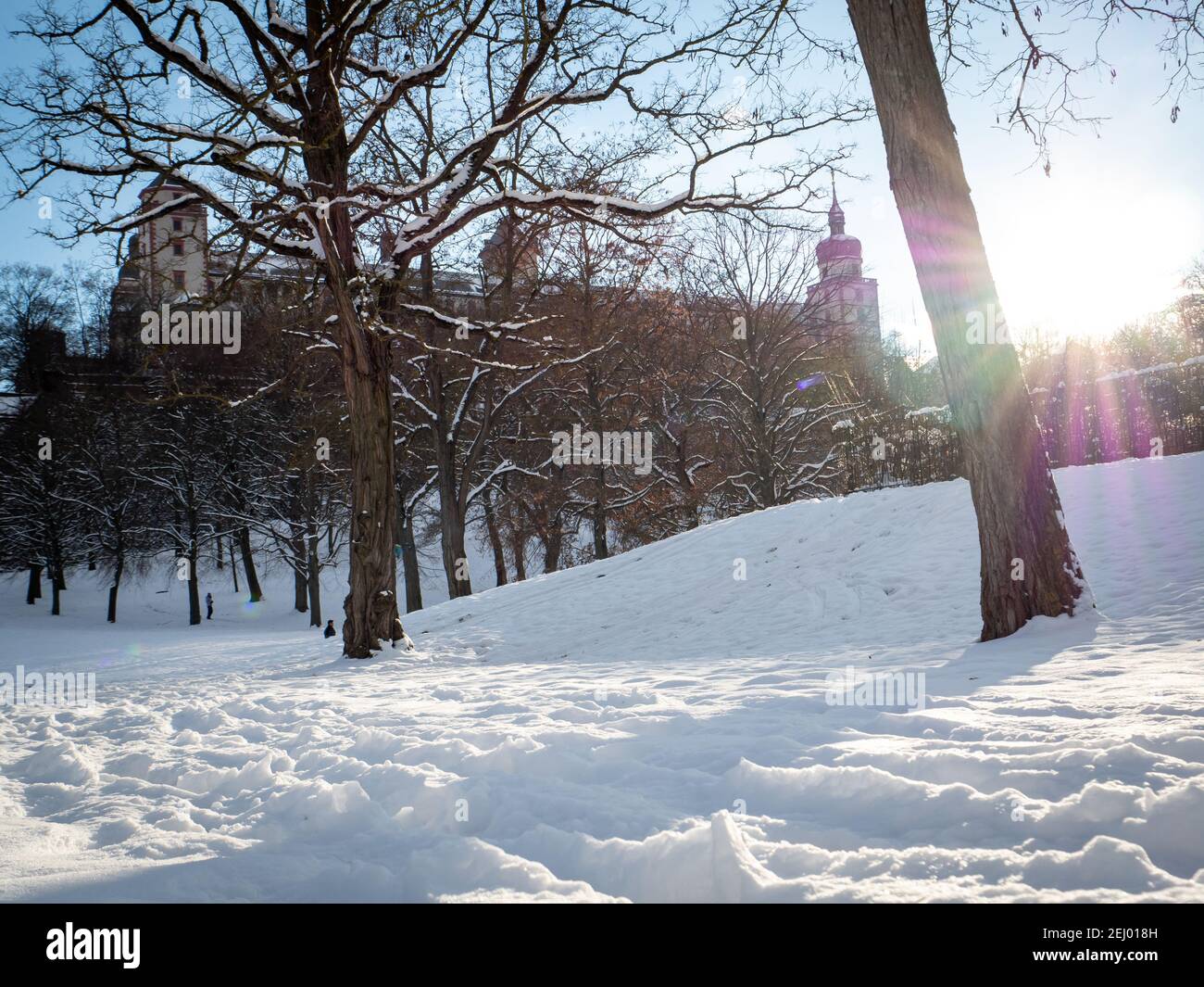 Wuerzburg festung nevoso, castello in inverno con il sole che tramonta lentamente sullo sfondo Foto Stock